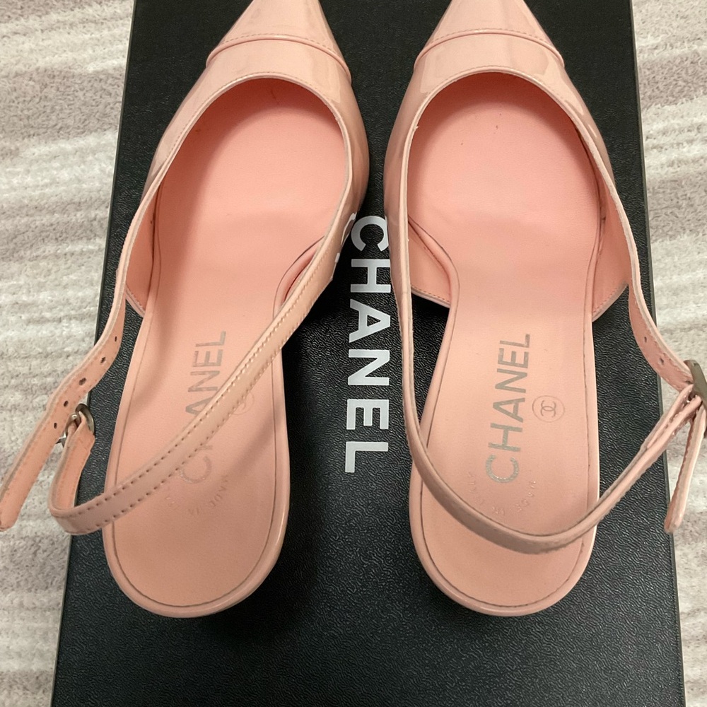 CHANEL
Patent Calfskin Cap Toe CC
Slingback Pumps 38 Light Pink - Picture 4 of 10
